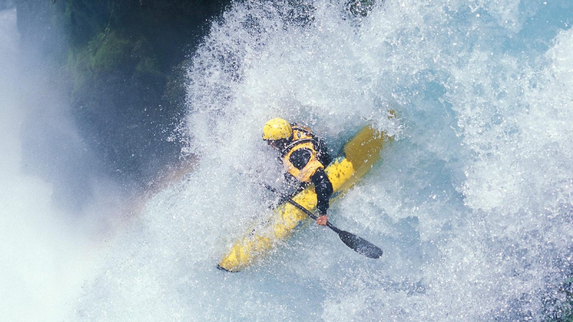 赛道上的贵族与斗士，阿斯顿马丁鏖战雷诺，勒克莱尔状态火热点燃赛场